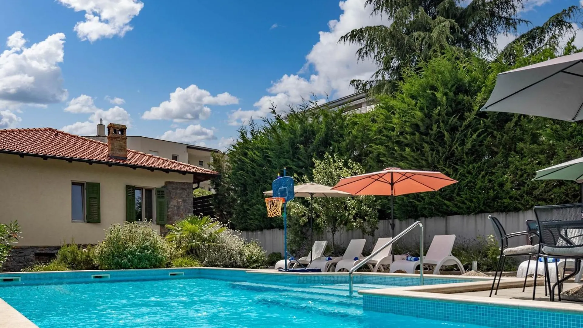 Villa Okra With Pool - Happy Rentals Icici